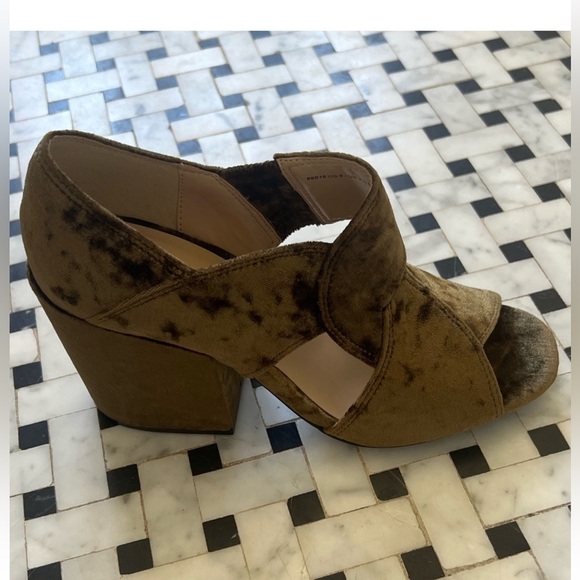 Cabi NWT Olive Green Velvet Block Heels SIZE 9 - Picture 12 of 14